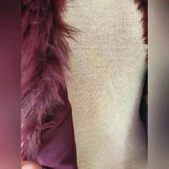 Talula Aritzia faux fur  merlot vest. Size xxs - Picture 3 of 9